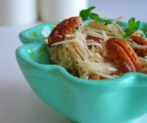 Салат из сельдерея и грецких орехов Салат из сельдерея и грецких орехов