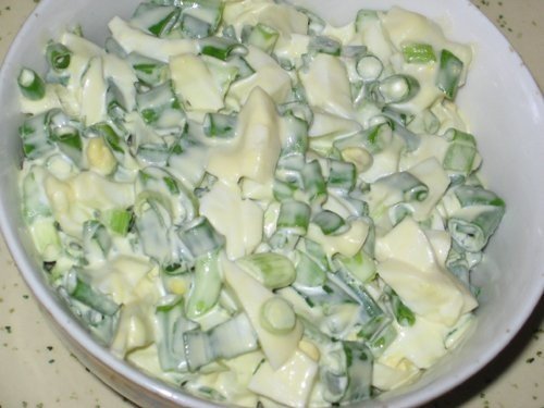 Зелёный салат со сметаной и яйцом