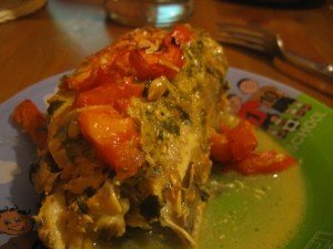 Ароматный морской окунь с соусом и травами