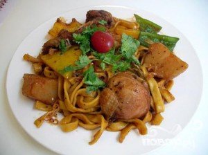 Курица с паприкой и яичной лапшой Курица с паприкой и яичной лапшой