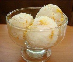 Мороженое с ломтиками лимона