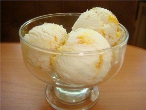 Мороженое с ломтиками лимона