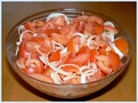 Салат из помидоров с арахисом