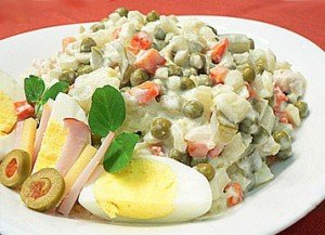 Салат «Оливье» с курицей Салат «Оливье» с курицей