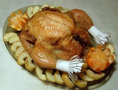 Курица, запеченная с яблоками и черносливом