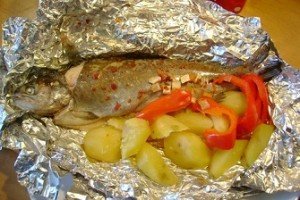 Форель, запеченная с картофелем и сладким перцем рецепт Форель, запеченная с картофелем и сладким перцем рецепт